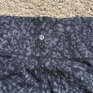 Lululemon size 4 shorter black and spotted light  gray excellent condition
